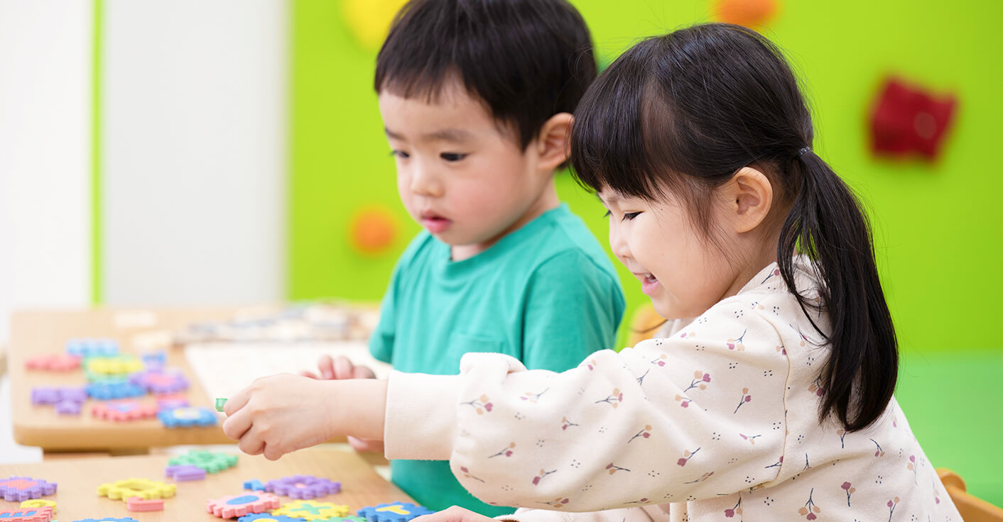 楽しそうにトレーニングを受ける男の子と女の子