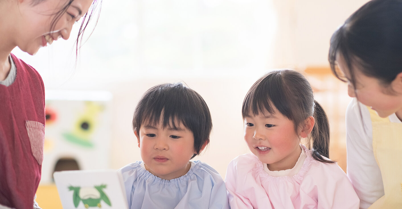 専門スタッフと一緒に、笑顔で楽しみながらトレーニングに励む男の子と女の子
