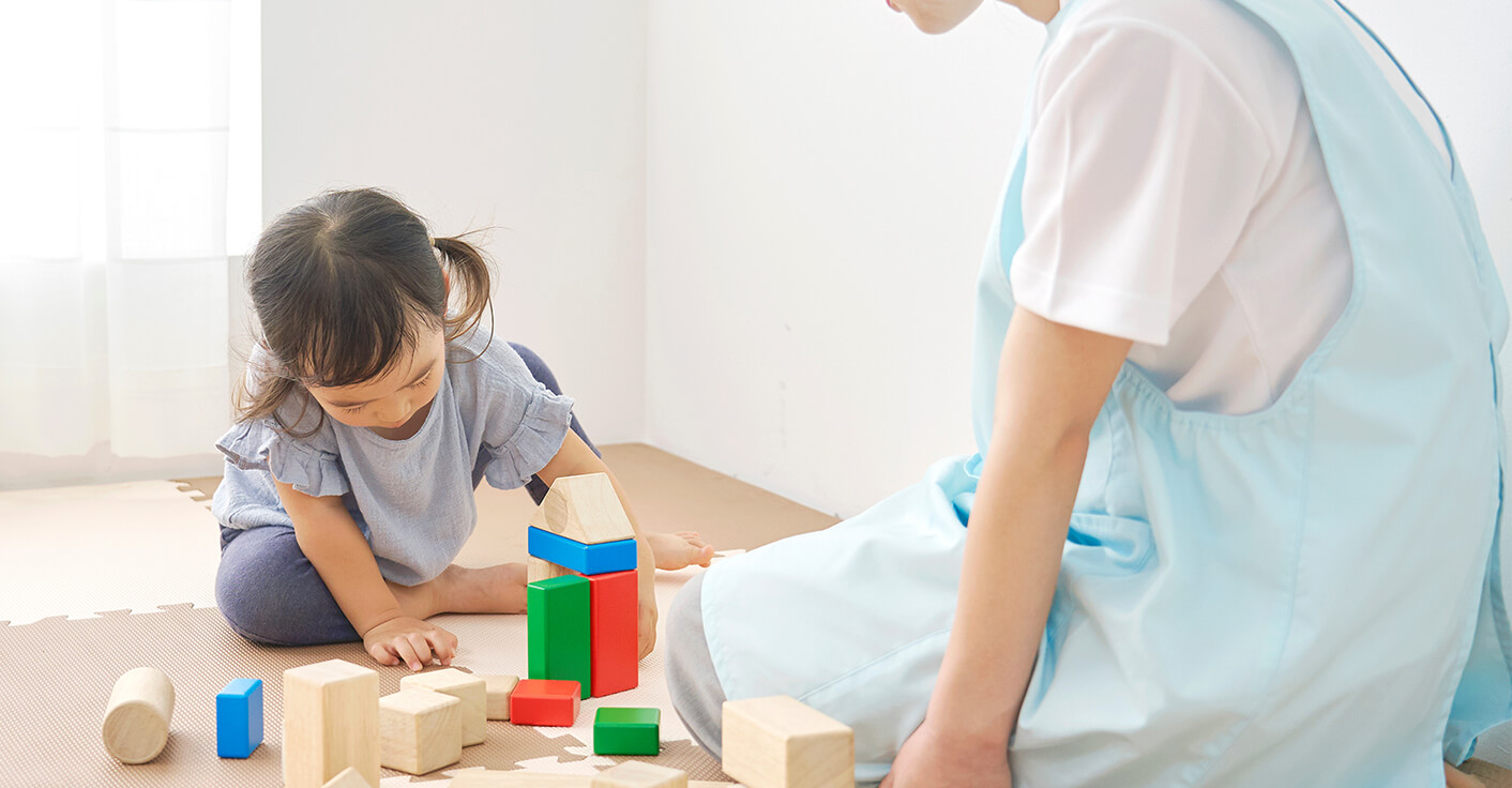 専門スタッフによる安心の環境で、特性に合わせたプログラムを楽しく受ける女の子