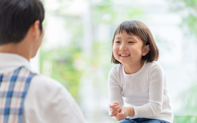 笑顔の女の子がマンツーマン指導を受けている