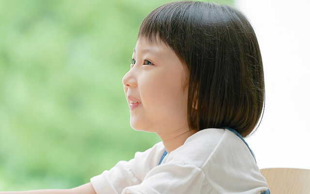 自己紹介している笑顔の女の子