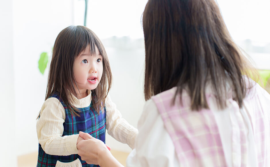 スタッフと対面で発音の練習をする女の子の様子