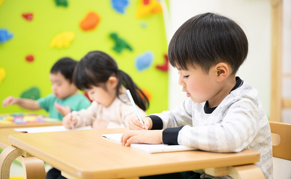机に向かって真剣な表情で課題に取り組むお子様の様子
