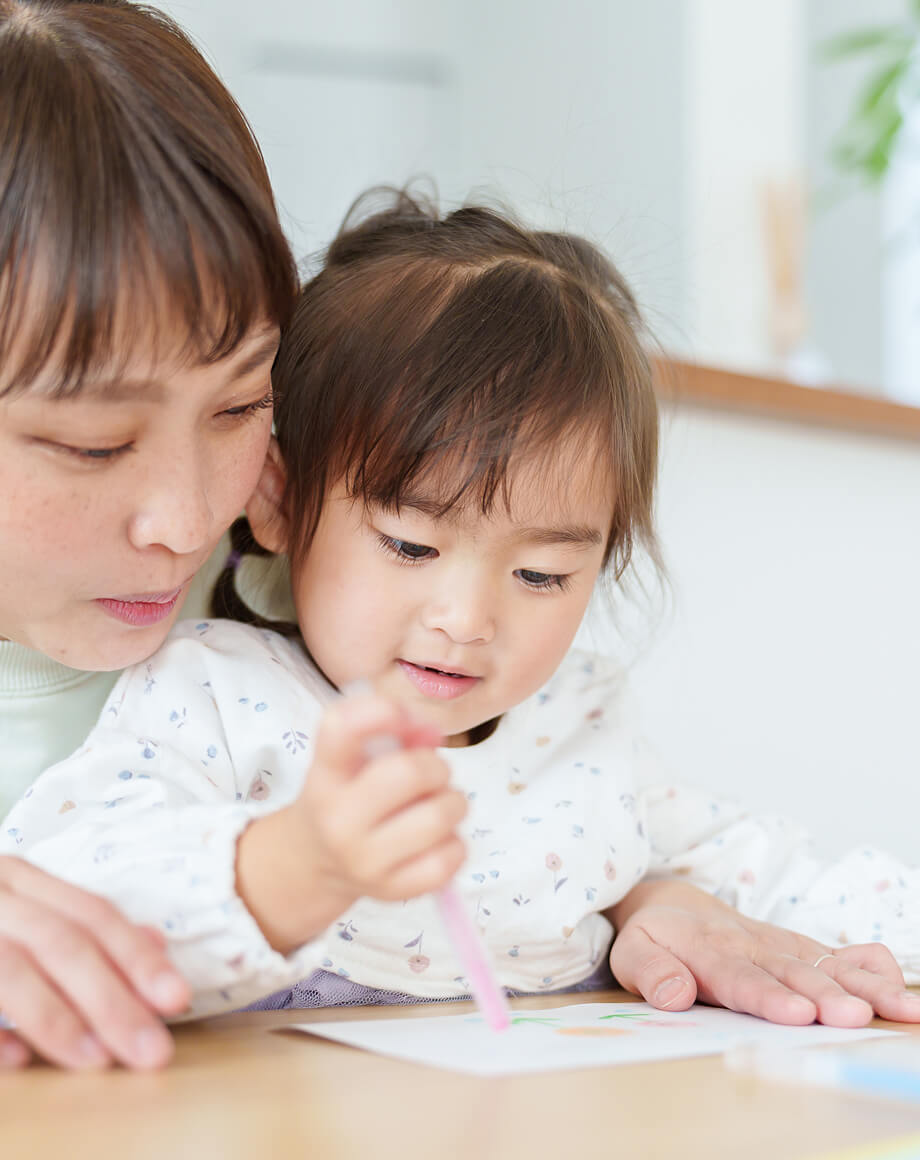 親子で楽しみながら自宅トレーニングに取り組む様子