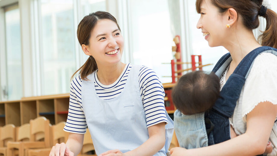 笑顔の専門スタッフが保護者様のお話を聞いている様子
