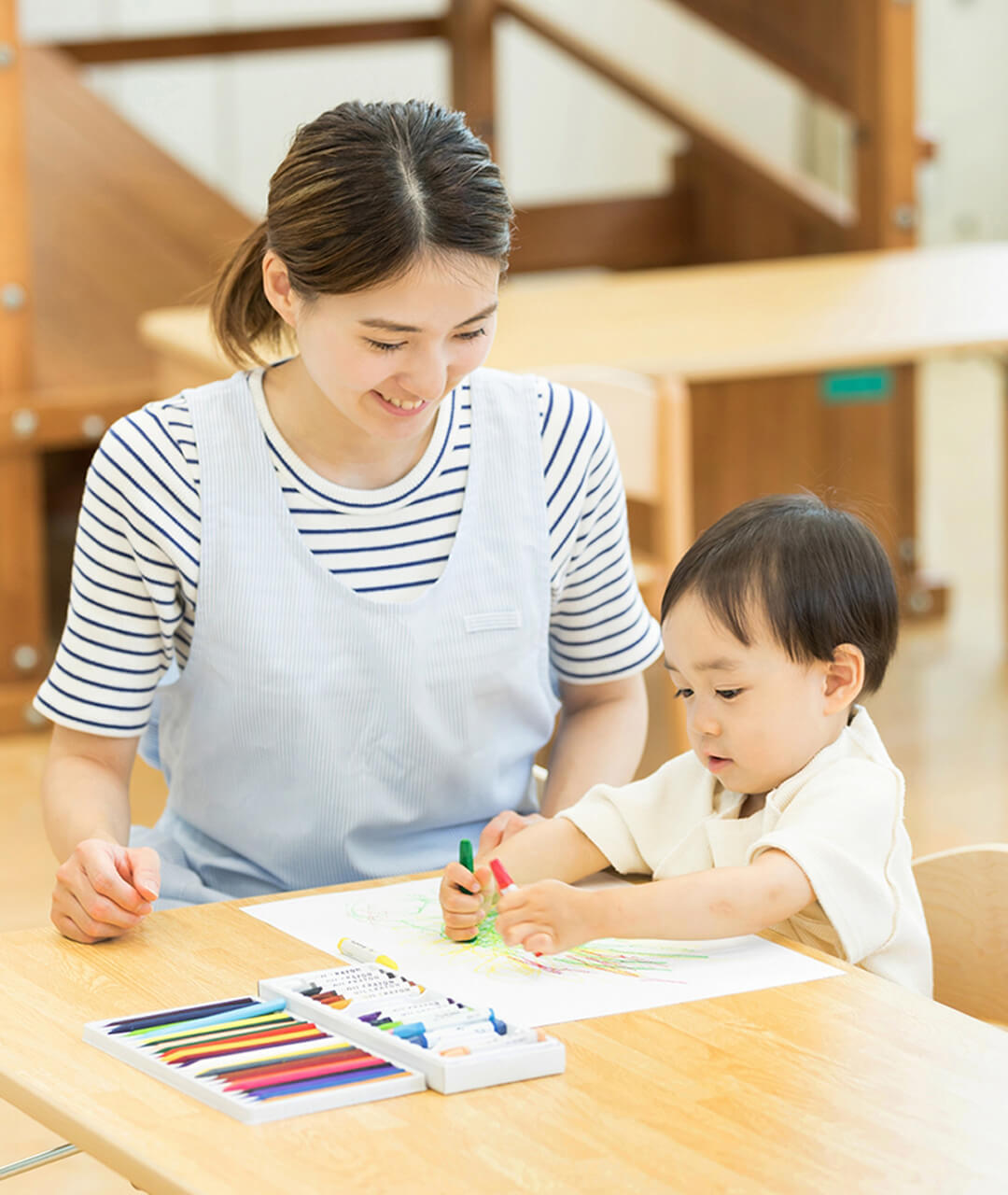 専門スタッフの見守りのもと、個別カリキュラムの課題に集中して取り組む子供