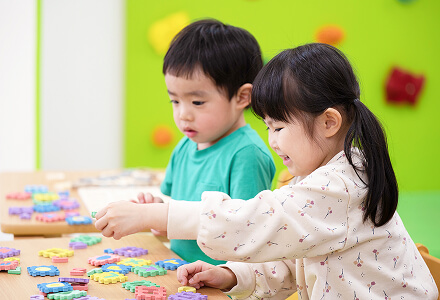 楽しそうにトレーニングを受ける男の子と女の子