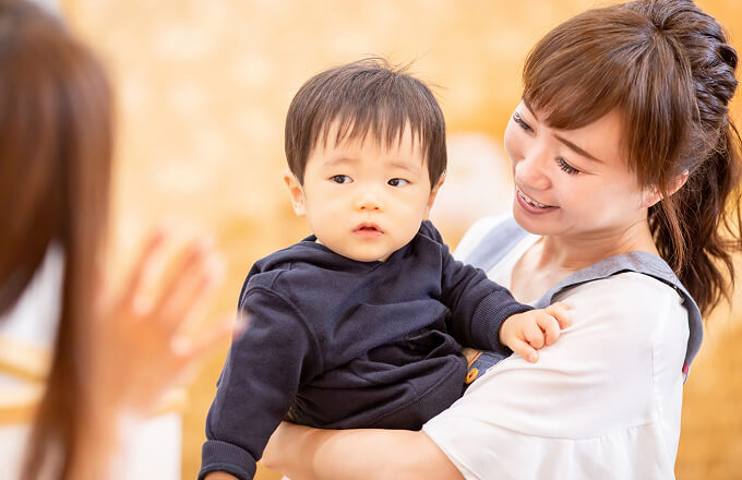 専門スタッフが優しくお子様を迎え入れている様子
