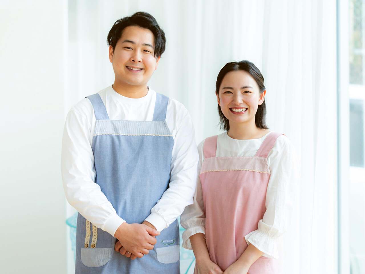 笑顔の男性と女性の専門スタッフ