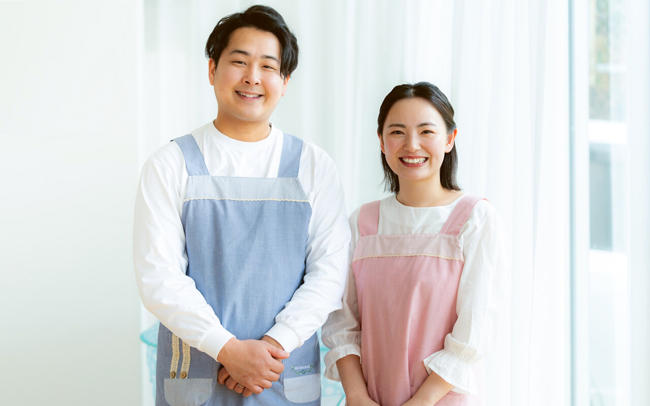 笑顔の男性と女性の専門スタッフ